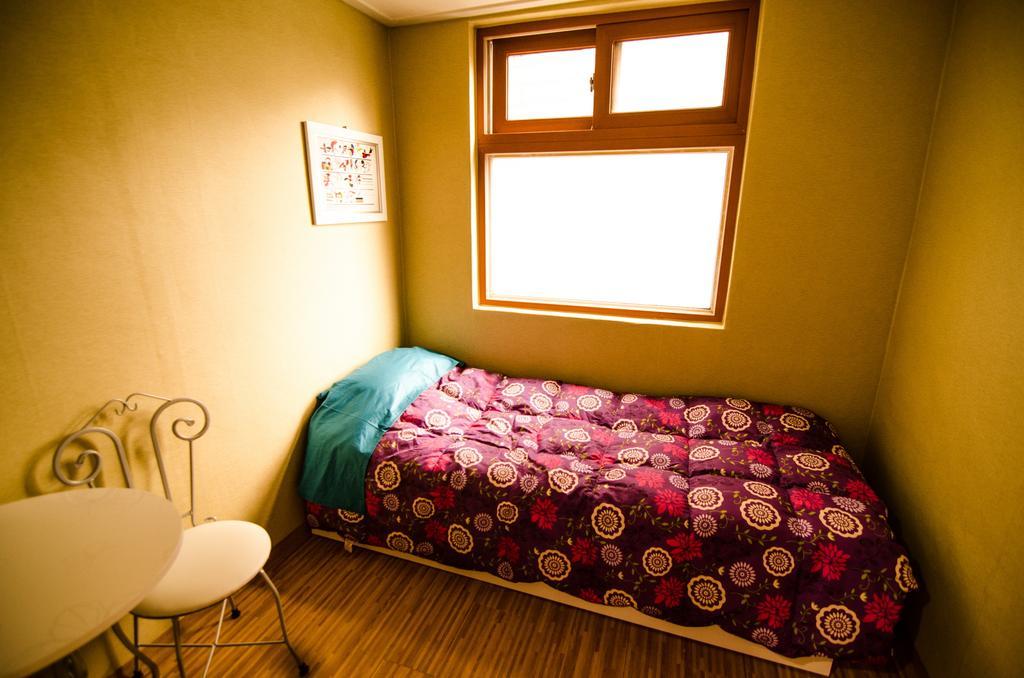 Kimchee Sinchon Guesthouse Seul Quarto foto